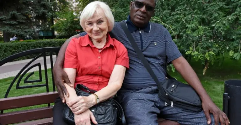 72-ejų pensininkė ištekėjo už 59-erių afrikiečio. Kaip susiklostė tolesnis jaunavedžių likimas