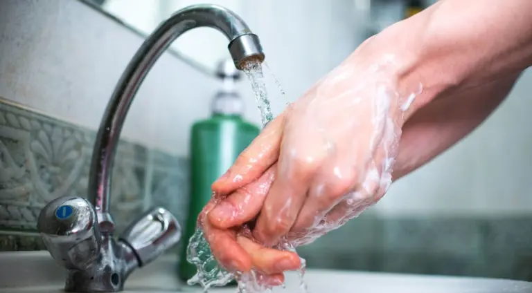 Tūkstančiai gyventojų liks be karšto vandens: kam teks praustis šaltu iki 5 dienų