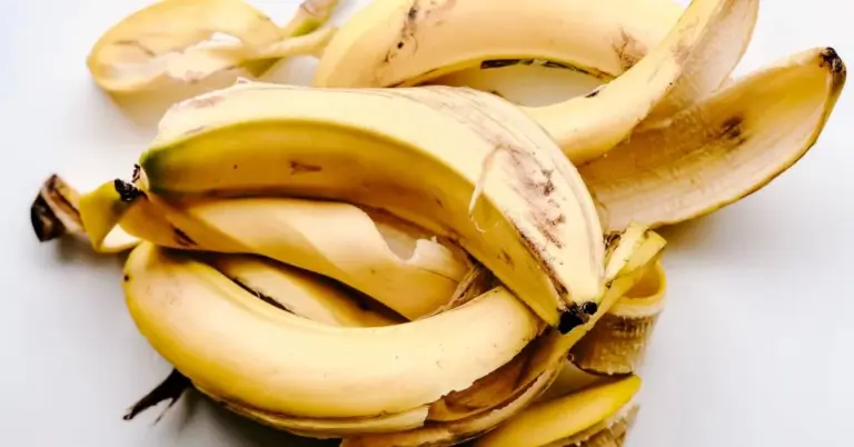 Neišmeskite bananų žievelių: 11 būdų, kaip jas naudoti