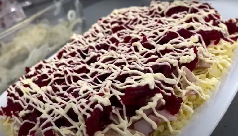 Tik 4 ingredientai: Salotos “Meilės svajonės”. pora receptų biudžetinės salotos šventiniam stalui vienu metu
