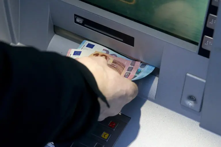 Per naktį bankas mokestį pakėlė daugiau nei dvigubai: „Gal kitą savaitę sugalvosit 100 eurų už išgryninimą?“