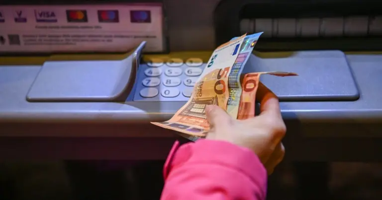 Nieko nepirko, bet 42 eurus nuskaičiavo nuo kortelės: ką daryti, jei taip nutiks ir jums