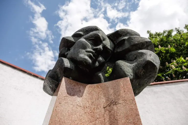 Meno asociacija ir S. Nėries anūkė apskundė sprendimą nukelti poetės paminklą sostinėje