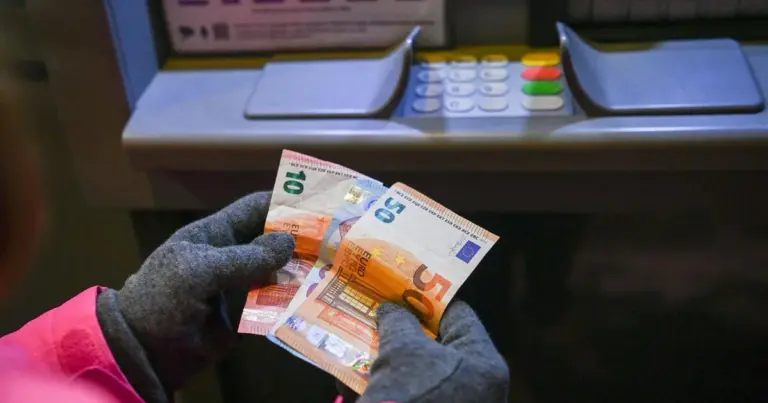 Gyventojai pasipiktinę: kodėl turime susimokėti grynaisiais išsiimdami savo pačių pinigus?