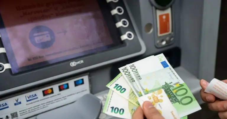 Dažnai išgryninate savo pinigus? Nenustebkite, jei bankas paklaus, kam juos išleidžiate