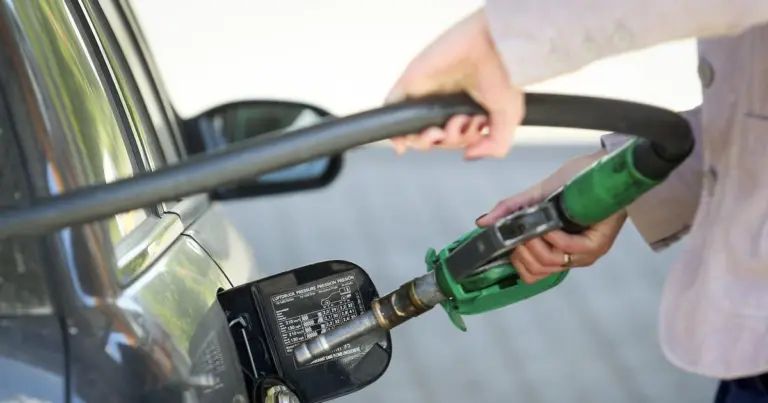 Už dyzelinius ir benzininius automobilius gresia didžiulės išlaidos – mokės tik vairuojantys ar visi?
