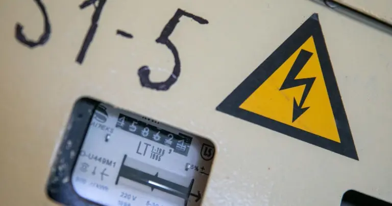 Šokiruoja- susimokate ne tik už elektrą: štai kokį naują mokestį dabar jau taiko tiekėjai