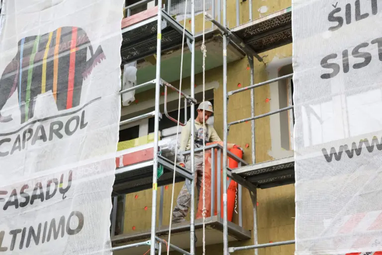 Ministerija: renovuojant pastatus, reikės įrengti ir priedangas, ir saulės elektrinę