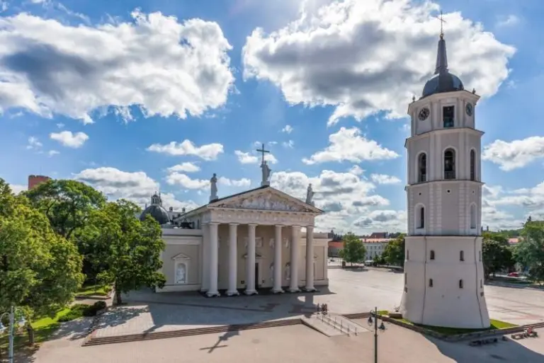 Vilniaus arkikatedros bazilikoje religines apeigas atlikti trukdęs vyras sės į teisiamųjų suolą