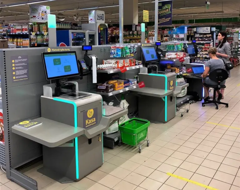 Prekybos centrai savitarnos kasomis išnaudoja pirkėjus ir kraunasi pelnus