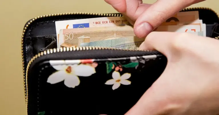 Algą grynaisiais gauti galite, bet atsiskaityti – ne: už tai skiria ir 2,5 tūkst. eurų baudą