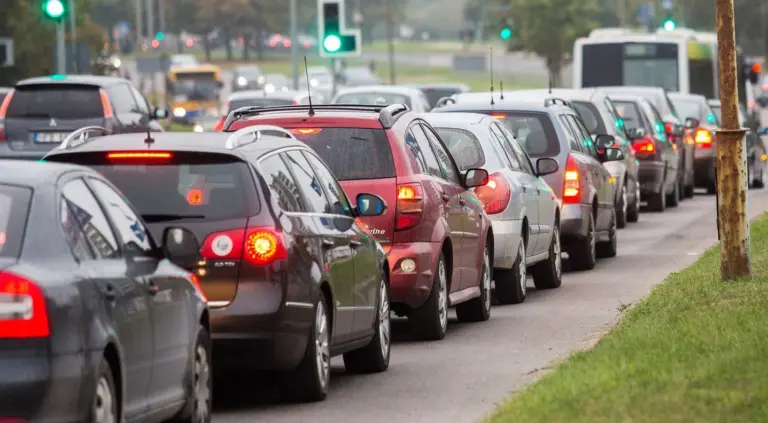 Paruošė išankstinę „dovaną“ vairuotojams — persodins iš automobilių į autobusus ar dviračius?