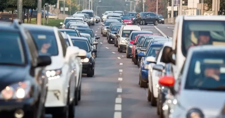 Iš automobilių persodins į autobusus ar ant dviračių? Vairuotojams ruošiama mokestinė staigmena