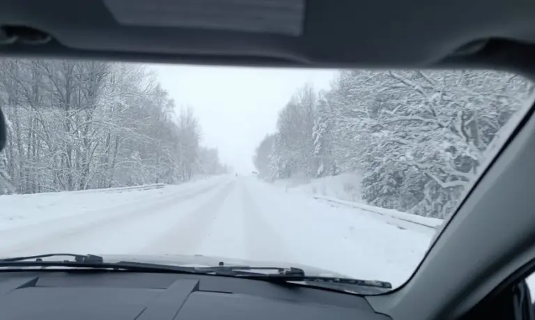 „Tragedija“: neįtikėtinas gausus snygis Lietuvoje – itin sudėtingos eismo sąlygos