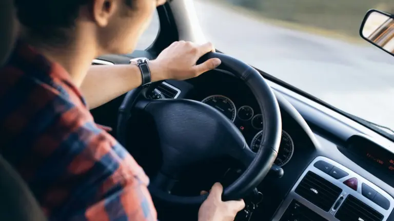 Už automobilio durų atidarymą ne ta ranka gresia tūkstantinė bauda