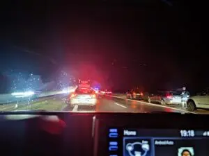 Siaubinga nelaimė kelyje Kaunas – Marijampolė: atvira liepsna dega automobilis
