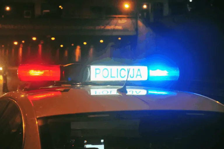 Du užpuolikai įsibrovę į butą negailėjo smurto: talžė vyrą, pargriovė moterį ir trankė nepilnametį