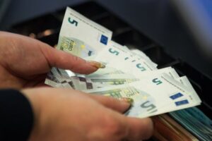 Pervedėte pinigus kitam žmogui? Įspėja nejuokauti – sulauksite VMI dėmesio, skirs ir baudą