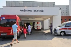 Su greitąja į ligoninę atvežta vilnietė pašiurpo nuo piktų gydytojos žodžių: „Kraujuosi, tau gabalais viskas kris“