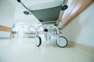 Jauna 2 vaikų mama mirė po 8 valandų laukimo ligoninės koridoriuje: medikai atsiprašo, kad nesuteikė pagalbos