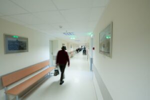 Kraupi medikų klaida: iš ligoninės išrašytas šiaulietis po pusvalandžio mirė dukros akyse