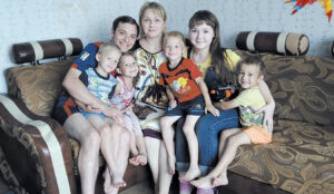 Kaimynai 11 vaikų motiną laikė beprote. Pažvelkite į jos namus – tokių net kine nepamatysite