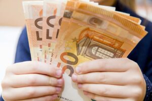Dažnai išgryninate savo pinigus? Nenustebkite, jei bankas paklaus, kam juos išleidžiate