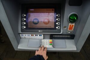 Pervedėte pinigus kitam žmogui? Įspėja nejuokauti – sulauksite VMI dėmesio, skirs ir baudą