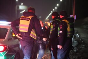 Pamirksėjote automobilio šviesomis? Vairuotojus perspėja negudrauti – už tai sulauksite baudos