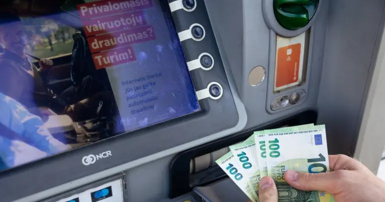 Bankai įspėja klientus: to nepadarę, pinigais naudotis negalėsite