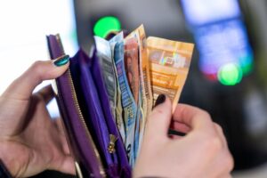 „Sodra“ be įspėjimo iš sąskaitos nuskaičiavo pinigus: klaipėdietė šokiruota