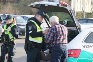 Bauda iki 140 eurų ir vairuotojui, ir keleiviams: automobilyje to geriau nedaryti