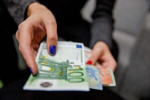 Pervedate pinigų šeimos nariams ar draugams? Štai kada juos gali apmokestinti VMI