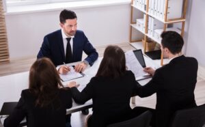 Ieško darbuotojų, kuriems mokės nuo 24 tūkst. eurų: pridės nemokamą apgyvendinimą ir maitinimą