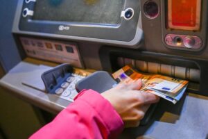 Pervedate pinigų šeimos nariams ar draugams? Štai kada juos gali apmokestinti VMI