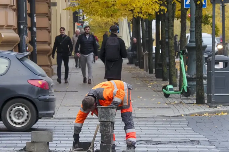 Uždirbate tokį atlyginimą? Tuomet save galite priskirti vidurinei klasei ir „džiaugtis gyvenimo malonumais“