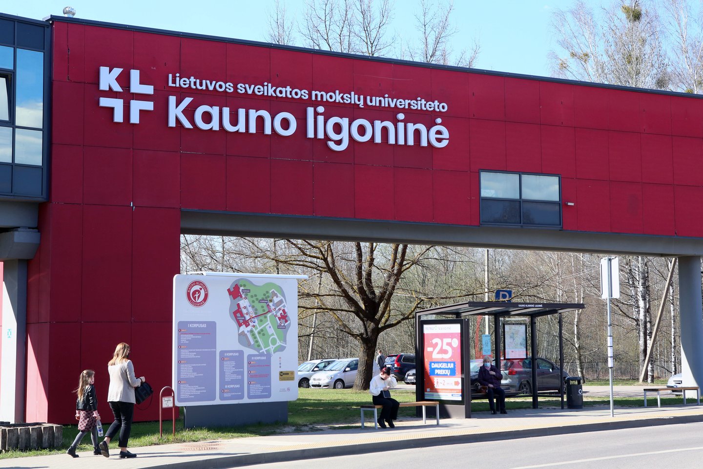 Ligoninė<br />M.Patašiaus nuotr.” class=”lazyload”></a></p>
<p>Pašnekovė paaiškino, kad toje situacijoje pasimetė, gydytojos priekaištų išklausė ir atsiprašė.</p>
<p>Tvarką įvedusi gydytoja, pasak jos, tuomet nuėjo savais keliais. Tačiau medikė netrukus grįžo. Anot pašnekovės, gydytoja plūdosi neva moteris nesilaiko įspėjimų, todėl teksią uždrausti Dovilei lankytis ligoninėje.</p>
<p>Kaunietei toks protrūkis buvo nesuprantamas, nes ji tik kartą prilietė močiutę ir po pirmo įsimintino sudrausminimo laikėsi nurodymų. Beje, kliuvo ne tik Dovilei.</p>
<p>„Apsilankymas gali trukti tik 10 minučių. Gydytoja paklausė seselės, ar ji laiką „nuėmė“. Ši prisipažino, kad pamiršo ir gavo velnių nuo gydytojos“, – vizitą ligoninėje prisiminė kaunietė.</p>
<p>Slaugytoja Dovilę ramino, kad ji į galvą neimtų. Girdi, gydytoja, tokio būdo, nieko nepadarysi. „Vadinasi, tai buvo ne pirmas kartas. Mes nebuvome pirmi artimieji ant kurių taip išsilieta“, – suprato kaunietė.</p>
<p><strong>Ragino pasirašyti sutikimą dėl negaivinimo</strong></p>
<p>Dovilė kiekvieną rytą ir vakarą paskambindavo į ligoninę, teiraudavosi dėl močiutės būklės. Anot moters, naujienos būdavo skurdžios, o atsiliepusi gydytoja nesistengdavo nuslėpti, kad artimųjų rūpestis jai įkyrus. </p>
<p>„Suprask, neskambinėk, nedrumsk ramybės ir nieko neklausinėk“, – konstatavo kaunietė.</p>
<p>Maždaug po savaitės Dovilė sulaukė skambučio iš ligoninės. Kitame laido gale – balsas panašus į girdėtą anksčiau. Skyriaus vedėja prisistačiusi medikė pati pasisiūlė papasakoti apie močiutės būklę.</p>
<p><a href=