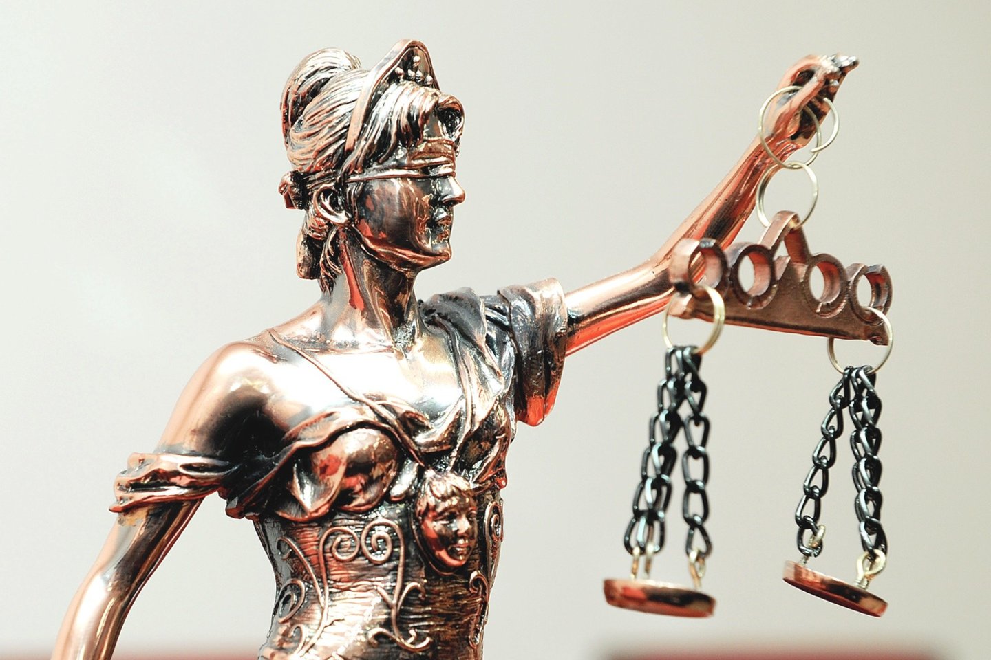Seksualinio prievartavimo ar tvirkinimo bylose vienintelis įrodymas dažnai yra tik vaiko žodžiai, tačiau rišliai kalbėti dar nemokančiu mažamečiu paprastai netiki nei ekspertai, nei prokurorai.<br />Asociatyvi nuotr.” class=”lazyload”></a></p>
<p><strong>Prokurorui kilo abejonių</strong></p>
<p>Gavę šią nutartį Ado artimieji kreipėsi į kvalifikuotus teisės psichologijos specialistus, kurie suabejojo VTPT specialisčių išvadomis, mat išsamiai neaprašyta tyrimo procedūra, nenurodytos konkrečios įvertinimo metodikos, o tai kelia klausimų, ar surinkti duomenys yra patikimi. Juolab kad dalis medžiagos ekspertizės akte net nėra išsamiai išanalizuota.</p>
<p>„Dėl naudojamų metodų specifikos negalima atmesti galimybės, kad tyrimo išvados galėjo būti paveiktos subjektyviu tyrėjų įsitikinimu, todėl kyla pagrįsta abejonė dėl jų objektyvumo“, – tvirtinama išvadoje.</p>
<p>Adui buvo atlikta ir nepriklausoma teismo psichiatrijos tarnybos ekspertizė, kurios rezultatai buvo kitokie nei gautieji VTPT.</p>
<p>Todėl po berniuko motinos skundo dėl nutraukto ikiteisminio tyrimo Šiaulių apygardos prokuratūros Baudžiamojo persekiojimo skyriaus tuometis vyriausiasis prokuroras Paulius Andruškevičius jį tenkino ir tyrimą atnaujino, kad būtų pašalintos visos abejonės.</p>
<p><strong>Per pokalbius atsivėrė</strong></p>
<p>O daugiausia tokių abejonių, kad tėvas tikrai galėjo su mažamečiu sūnumi atlikti neleistinus seksualinius veiksmus, pasėjo Nepriklausomos teismo psichiatrijos tarnybos specialistės daktarės Astos Dervinytės-Bongarzoni išvada.</p>
<p>Kvalifikuota vaikų ir paauglių teismo psichiatrė ekspertė su Adu buvo susitikusi tris kartus. Per antrą klinikinio tyrimo sesiją A.Dervinytė-Bongarzoni užmezgė artimą ryšį su berniuku ir jis nemažai atsivėrė.</p>
<p>Ekspertė savo išvadoje rašo: „Paklaustas, ar daug turi paslapčių, Adas atsako, kad turi daug.</p>
<p>Paklaustas, ką gi reiškia paslaptis, atsako, kad „paslaptis reiškia, kad negalima niekam sakyti, net tetai“, ir ima muistytis, įnirtingai stumdyti mašinytę, traukti nuo jos ratus.</p>
<p>Paklaustas, „ar tu kam nors pasakei?“, atsako: „nu, aišku, aš niekam nesakiau.“ Palietus temą apie tėtį, berniukas susijaudina, ima kalbėti greitai, protarpiais nebesuprantamai, sakydamas „tėtis yra blogas“. Paklaustas, kodėl, sako: „tėtė sakė, kad tu esi durnas, Adai. Aišku, čia melagystė. Teismui net aišku, kad yra blogas.“</p>
<p>Paklaustas, „tai ką jis padarė?“, sako, jog „negaliu pasakot, neprisimenu…“, „tokią paslaptį sakyt visiems…“ Vėl klausiamas, tai ką jis padarė?“, sako, jog „mušė mamytę… senelis ją gynė… mamytė mane apsikabino, pasiguodė manimi.“ Paklaustas, „o tau ką darė?“, sako: „Jis siusiojo į burną… aš išspjoviau… viau (žiaukčioja). Buvo neskanu.“</p>
<p>Per trečią sesiją Adas ekspertei papasakojo, kad su tėčiu žaidžia vorų arba šunų žaidimą, kai tėvas būna didelis voras, o vaikas – mažas, kai tėvas būna didelis šuo, o sūnus – mažas.</p>
<p>„Ką daro didelis voras?“ – paklausė ekspertė. „Visur grabalioja“, – atsakė mažametis, bet netrukus paprašė keisti temą.</p>
<p>„Dar kartą pasiteiravus „tai kokios tos tavo paslaptys?“, berniukas atsistoja arti manęs (ekspertės), žiūri į akis ir sako: „Pati didžiausia paslaptis, kad tėtis siusioja man į burną.“</p>
<p>Pasisuka, pasilenkia, nusispjauna ir patyli. „O pati mažiausia, kad mes žaidžiame šunis su tėte“, – išvadoje pokalbį su vaiku aprašė A.Dervinytė-Bongarzoni.</p>
<p><a href=