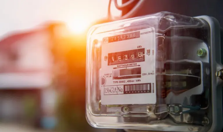 Tūkstančiams vartotojų elektra nuo kovo smarkiai pabrangs: birža padarė savo