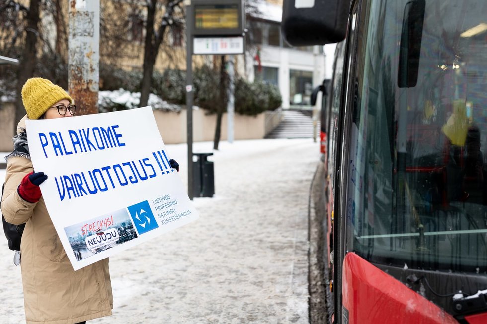 Vilniuje – VVT darbuotojų palaikymo akcija (Lukas Balandis/ BNS nuotr.)
