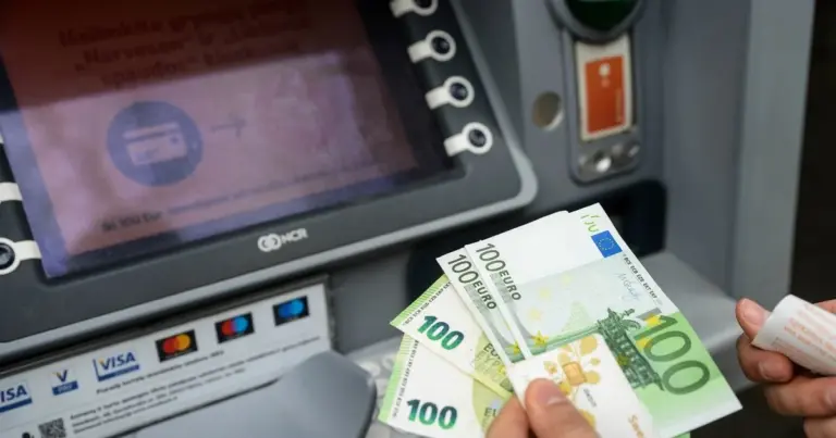 Būkite pasiruošę – bankomatas praryja pinigus: kad palieka žmones be jų, bankas atsiprašo