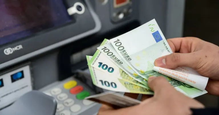 Į sąskaitą gavote pinigų? Neskubėkite džiaugtis – bankas gali neleisti jų naudoti