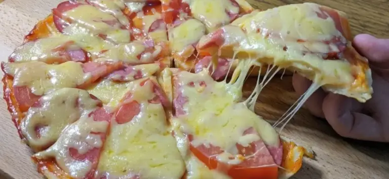 Pica keptuvėje tik per 10 minučių – tik 6 šaukštai miltų ir grietinės. Pica patiks visai jūsų šeimynai!