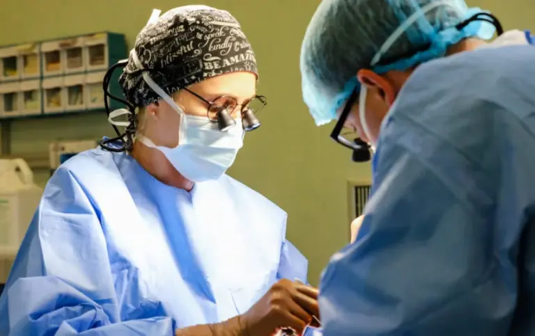 Kauno klinikose pacientui rankos nykštys atkurtas iš kojos piršto