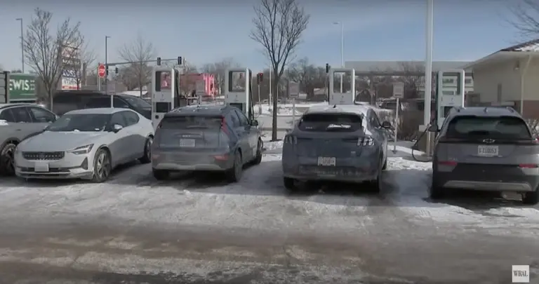 Užšalo elektromobiliai – vaizdelis primena tikras automobilių kapines