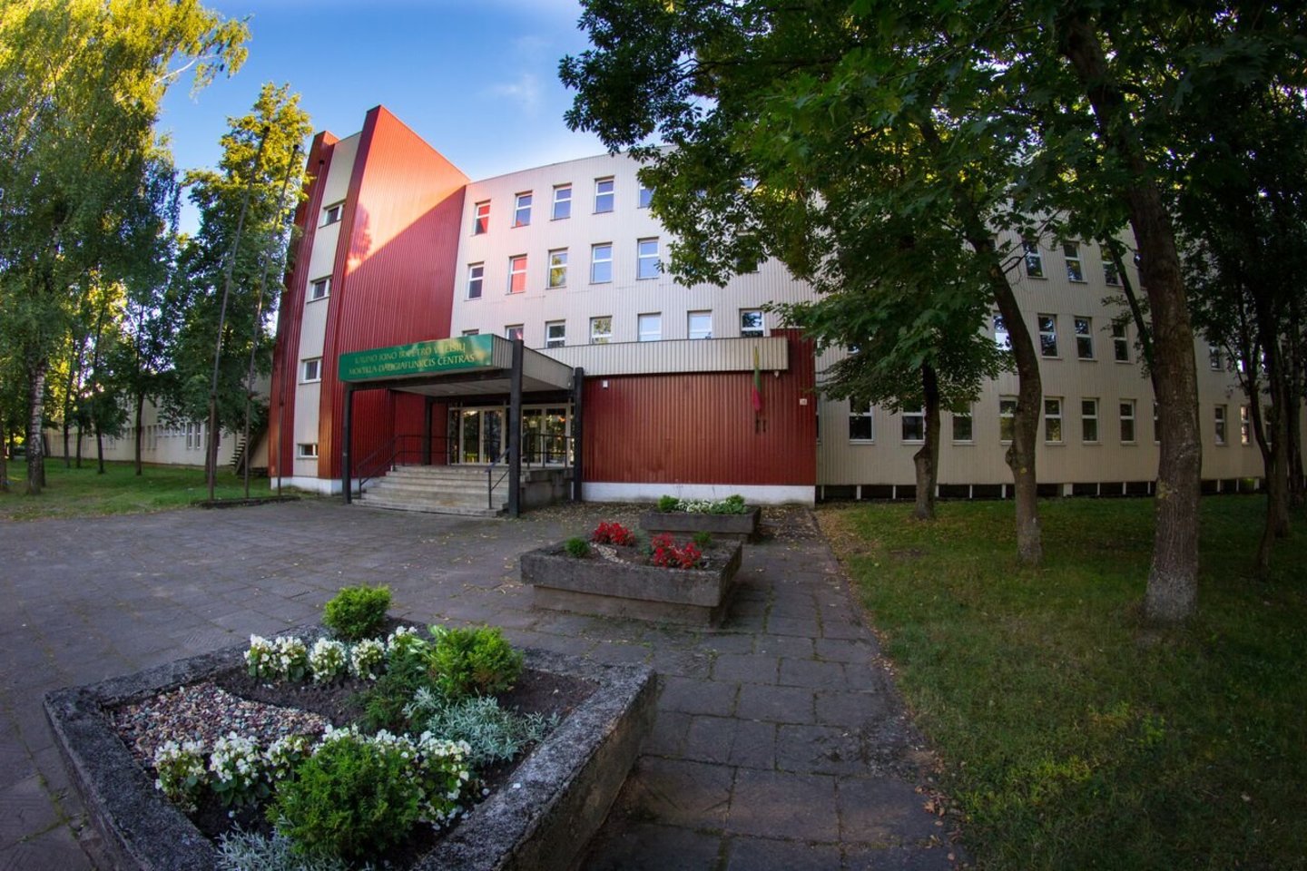Kauno Jono ir Petro Vileišių mokyklą lankančių vaikų tėvai šaukiasi pagalbos – pasak jų, vienoje iš klasių siautėjantis pirmokas negailestingai klasėje smurtauja prieš savo bendraamžius, o kai kuriems moksleiviams dėl nuolatinių fizinių ir psichologinių skriaudų esą jau prireikė net psichiatrų pagalbos.<br /> Mokyklos „Facebook“ nuotr.” class=”lazyload”></a></p>
<p>Pasak pirmoko tėčio, konfliktai klasėje kyla dėl to, kad kitų vaikų puolamas jo sūnus ginasi, o kiti tėvai situaciją gerokai perspaudžia.</p>
<p>„Mus tikrino atitinkamos tarnybos ir visur viskas pripažinta, kad mes nesame nesveiki ar dar kažkas blogo – viskas pas mus yra gerai. Tiesiog tėvai tų vaikų, kurie yra su tam tikromis protinėmis negaliomis, mato, kad šitas yra protingas, yra stipresnis, didesnis, ir nori atsikratyti.</p>
<p>Nė vienas smurto atvejis nėra įrodytas ir visi atvejai yra pagrįsti tuo, kad jis tiesiog ginasi, kai jį užpuola, žnaibo. Jis, būdamas stipresnis, ginasi, ir tiek“, – aiškino praeityje garsus atlikėjas.</p>
<p>Vyro manymu, problemos čia nėra – ji yra nebent tėvų galvose, nes šie net nenori leistis su juo į diskusijas.</p>
<p>„Ir pavaduotoja, ir mokytoja žino teisybę, ir mes jau turime tą teisybę iš kitų vaikų, bet tėvai jos negirdi“, – guodėsi pirmoko tėtis.</p>
<p>„Pavyzdžiui, kai vaikai buvo šokių pamokoje, atsitrenkė šokant vienam berniukui į pilvą, tai buvo parašytas skundas, kad jis suspardytas ir yra mėlynės. Tai nebuvo nei mėlynių, nei suspardymų, bet skundas yra. Tai ką mums dabar daryti? Jūs pati pagalvokit – kaip pirmokas, kuris nepakelia virš savo kelių kojos, galėtų taip suspardyti?“ – klausė vyras.</p>
<p>Berniuko tėvas įsitikinęs, kad tokiais skundais nepatenkintų vaikų tėvai tiesiog siekia susidoroti.</p>
<p>„Problema, kad yra klasė, kurioje yra adaptuoti vaikai. Mūsų vaikas nėra adaptuotas, jis tiesiog didesnis ir stipresnis. Tegul jie ten rašo tuos skundus – mūsų tikslas taip pat yra kuo greičiau iš tos klasės patekti į kitą, nes kai buvo bandymas būti kitoje klasėje su kita mokytoja, iš viso nebuvo jokių problemų.</p>
<p>Tai norime, kad mus kuo greičiau iškeltų, ir visi bus laimingesni. Bet kažkodėl mokykla nereaguoja, sako, kad nėra vietų. Čia yra problema. Jei mokykla nesugeba jos išspręsti, taip ir gaunasi, piktybiškai ir kenkia“, – aiškino jis.</p>
<p>Pasak vyro, sūnus tiesiog pateko ne į tą klasę, tad tikisi, jog ši situacija išsispręs kuo greičiau.</p>
<p>„Kreipėmės į vaikų teises, ir su socialiniais darbuotojais bendraujame, vedame vaiką pas psichologą, turime išvadas. Nėra pripažintas joks psichologinis ar dar kažkoks sutrikimas, dėl ko mūsų vaikas apskritai turėjo būti šitoje klasėje.</p>
<p>Viskas su mūsų vaiku yra gerai, tik jis pateko ne ten, kur reikia. Tik ko mes niekaip neišmokome – kai tave muša, neatsikirsk, kai tave žnaibo – pabūk ramiai. Bet tai vaiko natūrali reakcija – jeigu jį muša, jis duoda atgal, kadangi jis stipresnis, visiems atrodo baisiai“, – kalbėjo jis.</p>
<p><strong>Jau mokosi namuose</strong></p>
<p>Kauno apskrities vyriausiojo policijos komisariato atstovai patvirtino, kad pareigūnai dėl klasėje užfiksuoto smurto iš tiesų buvo kviesti.</p>
<p>„Šių metų lapkričio mėnesį pareigūnai gavo 3 pranešimus apie galimus smurto atvejus Kaune, Demokratų g., esančioje ugdymo įstaigoje. Kadangi tai liečia nepilnamečius asmenis, plačiai komentuoti, siekiant apsaugoti jų interesus, negalime“, – portalui <em>lrytas.lt</em> nurodė Kauno policijos atstovai.</p>
<p><a href=