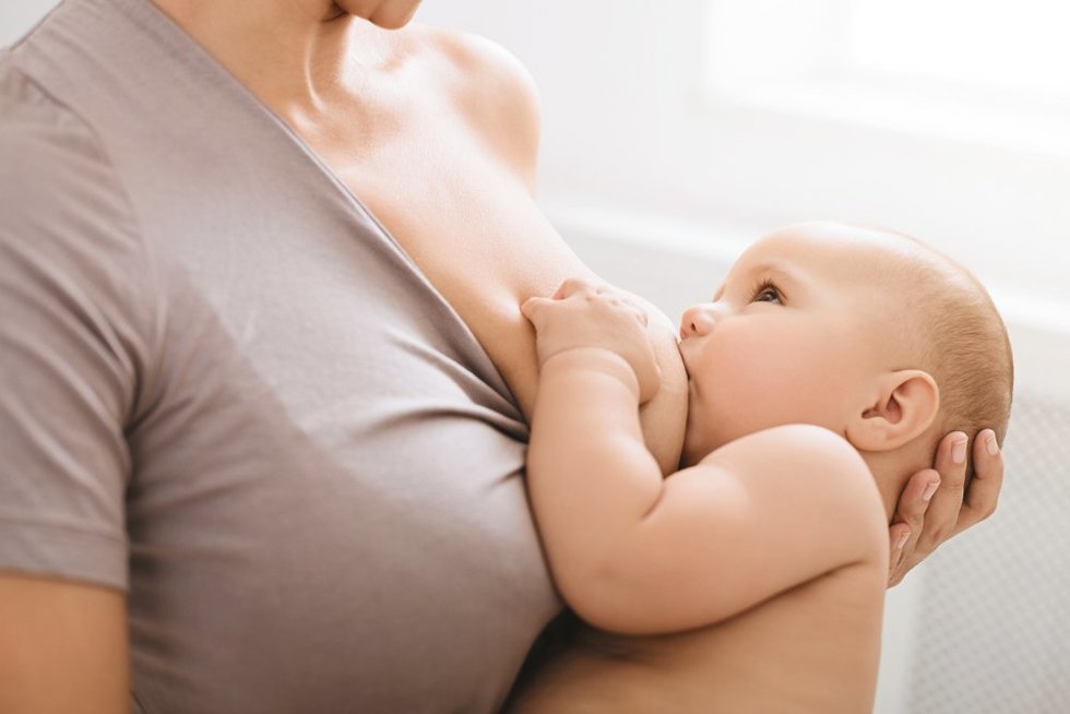 Maitinimas krūtimi (nuotr. Shutterstock.com)