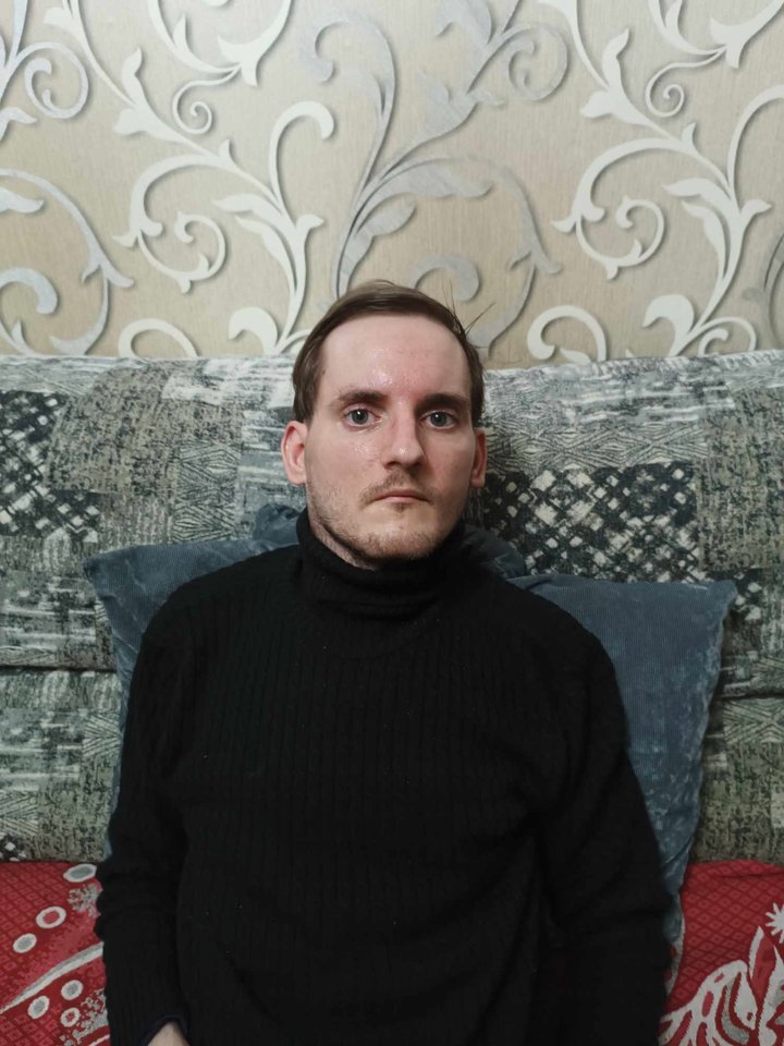  Mama išgyvena, kad Liutauras dabar labai sulysęs, nors apetitu nesiskundžia.<br /> Asmeninio archyvo nuotr.” class=”lazyload”></a></p>
<p>Gydytojai sako, kad Liutaurui dabar gali būti skiriamas tik palaikomasis gydymas. Tai, pasak mamos, reiškia, kad tikriausiai niekas nebegerės, situacija tik gali būti palaikoma tokia, kokia yra. Pas Liutaurą į namus ateina kineziterapeutas, ergoterapeutas, masažistas, lankėsi psichologė. Tėvams tai daug kainuoja, mat valstybės skiriamų procedūrų labai mažai ir jų anaiptol neužtenka (kas keletą mėnesių skiriama 10 mankštų, kurios tetrunka pusvalandį).</p>
<p>„Kartais situacija atrodo absurdiška. Štai nuo sausio galima užsirašyti reabilitacijai sanatorijoje. Kurį laiką aiškinausi, kas mus priimtų – daug kur į reabilitacijas priimami tik sveikstantys, tarkim, traumas patyrę žmonės, o tokie, kaip Liutauras, jau tarsi nurašyti. Paaiškėjo, kad visgi tokius kaip jis priima Palangos „Energetikas“. Kai vasario mėnesį paskambinau užsiregistruoti, išgirdau, kad visos vietos jau užimtos iki pat šių metų galo!“, – piktinosi mama.</p>
<p><strong>Nuo vėžio bent jau yra vaistų</strong></p>
<p>Žydrūnė nesmagiai jaučiasi ir dėl to, kad jų nepažįstantys žmonės, ko gero, gali pagalvoti, kad jie Liutaurą prastai maitina. „Jis pastaruoju metu labai sulyso – atrodo kaip iš koncentracijos stovyklos, nors mes jį tikrai normaliai maitiname ir valgo jis nemažai – tiesiog pastaruoju metu kažkas nutiko ir maistas visai neina į kūną“, – sakė mama.</p>
<p><a href=