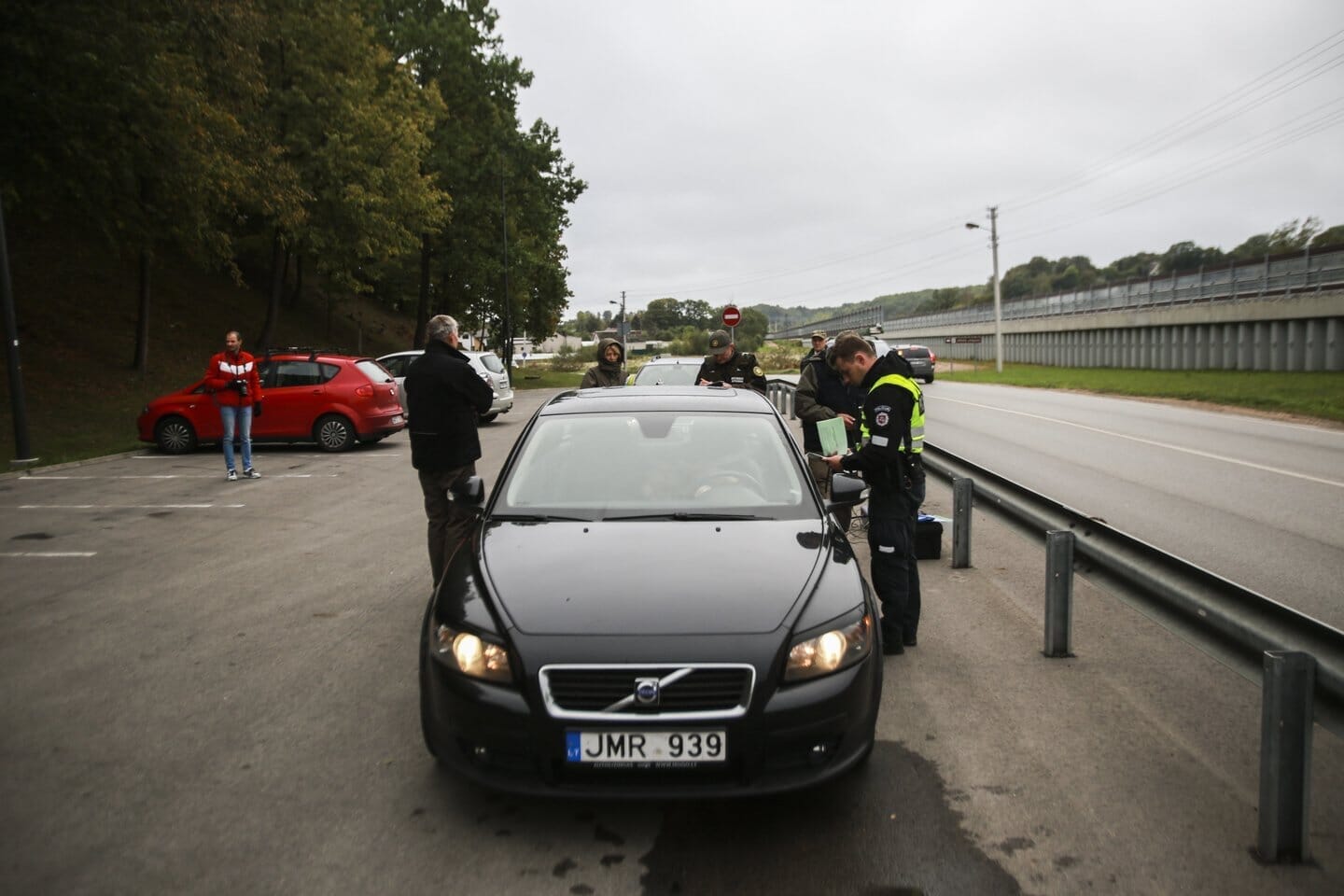 Stiprinant kovą su automobilių tarša, Aplinkos ministerija patvirtino tvarką, kaip aplinkos pareigūnų bus stabdomi automobiliai.<br/>G.Bitvinsko nuotr.” class=”lazyload”></a></p> <p>Visais atvejais pareigūnas prisistatys, nurodys sustabdymo priežastį, pareikalavus, pateiks pareigūno galias patvirtinantį pažymėjimą“, – atpažinimo ženklus vardija E.Skrebė.</p> <p>Jis priduria, kad šiuo metu vykdomi įrangos pirkimo procesai, apmokomi specialistai, o pirmosios patikros prasidės pavasarį.</p> <p>Be to, vairuotojams vis dar neaišku, ar nustačius normų neatitikimą reikės pakartotinai atlikti visą techninę apžiūrą, ar tik dūmingumo patikrą.</p> <p>Pasak saugaus eismo eksperto V.Sadausko, kol kas techninės apžiūros asociacijų tinklapyje nėra parašyta, kad įsigaliojo toks įstatymas. Šiuo atveju, nurodyta, kad pakartotinė techninė apžiūra kainuoja 6 eurus, tačiau neaišku, kokia kaina ir kokios procedūros bus taikomos šiuo atveju.</p> <p>Anot jo, valstybei svarbu susirinkti baudas.</p> <p>„Valstybė pasidarė kaip jai būtų naudinga surinkti tam tikras baudas, mokesčius, nes už tai, jeigu dūmingumas neatitinka – bus bauda ir naikinama techninė apžiūra, taip buvo skelbiama visiems. Lietuvoje dalinai pagrindinis valdžios asmenų dalykas – organizuoti, kaip nubausti. Labai daug policininkų patapo valdžios atstovais ir jų logika buvo tiktai bausti.</p> <p>Jeigu anksčiau, pavyzdžiui, įvedamos bet kokios Kelių eismo taisyklės, tai metus būdavo skatinama, rodoma, aiškinama ir po 2–3 metų pradedama bausti“, – sako V.Sadauskas.</p> <p>Pasak saugaus eismo eksperto, svarbu skatinti žmones, šviesti juos, suteikti galimybę pasitikrinti savo automobilio išmetamųjų dujų kiekį nemokamai ar už simbolinį mokestį, paskelbti laiką, kada žmonės gali atvykti ir pasitikrinti, o ne iškart bausti. O dabar valdžios mentalitetas – drausti ir bausti.</p> <p><a href=