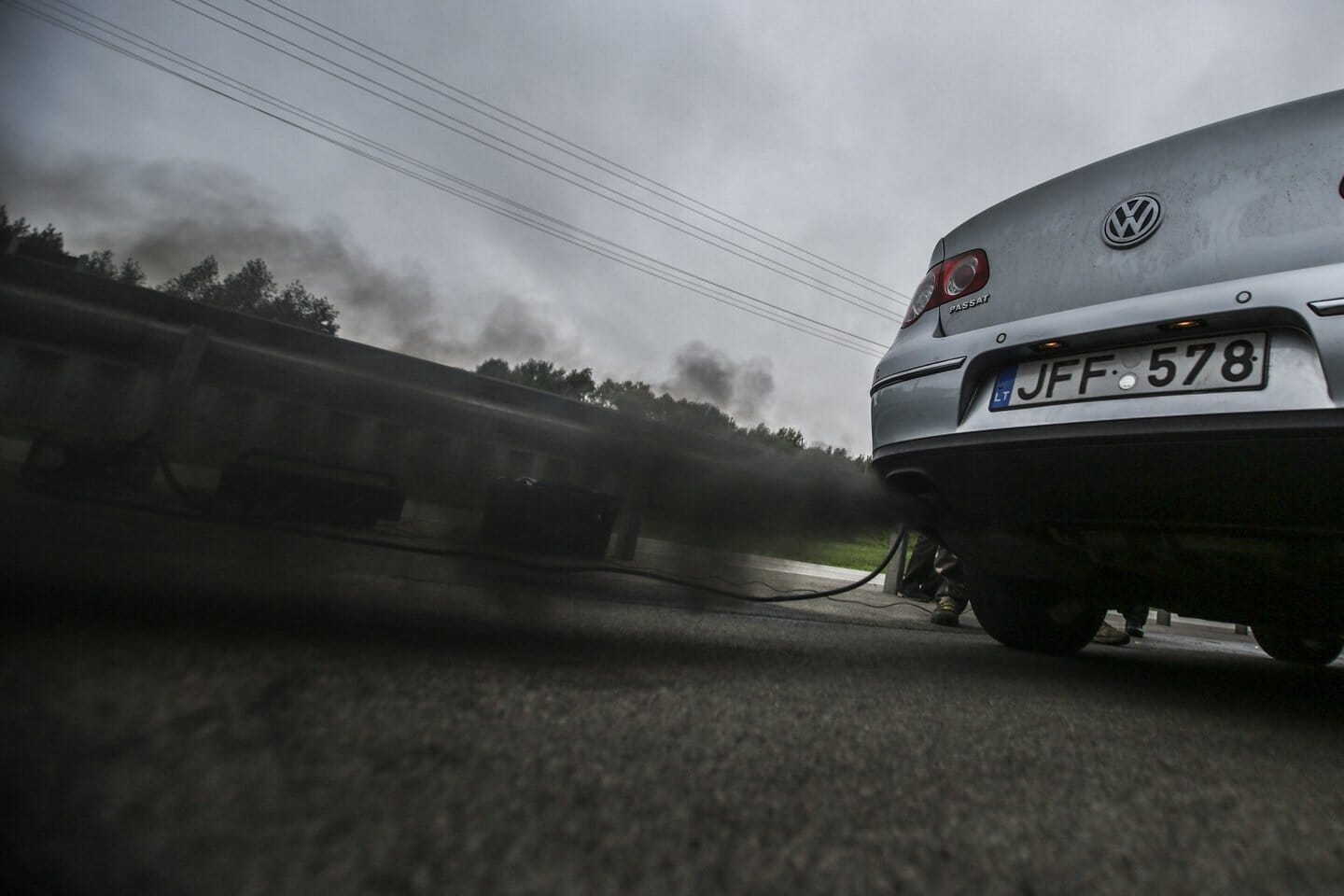 Stiprinant kovą su automobilių tarša, Aplinkos ministerija patvirtino tvarką, kaip aplinkos pareigūnų bus stabdomi automobiliai.<br/>G.Bitvinsko nuotr.” class=”lazyload”></a></p> <p>Vis dėlto, vairuotojai šį pokytį vertina kaip paprasčiausią valdžios norą bausti ir susirinkti pinigus iš baudų, tačiau pašnekovas nelabai pritaria tokiam požiūriui. Be to, pasak saugaus eismo eksperto, ši kontrolės priemonė neturės beveik jokio poveikio tiems automobiliams, kurie nėra registruoti Lietuvoje, bet rieda šalies gatvėmis. Jiems nebus galimybės panaikinti techninės apžiūros, todėl jie ir toliau galės teršti aplinką.</p><div class=